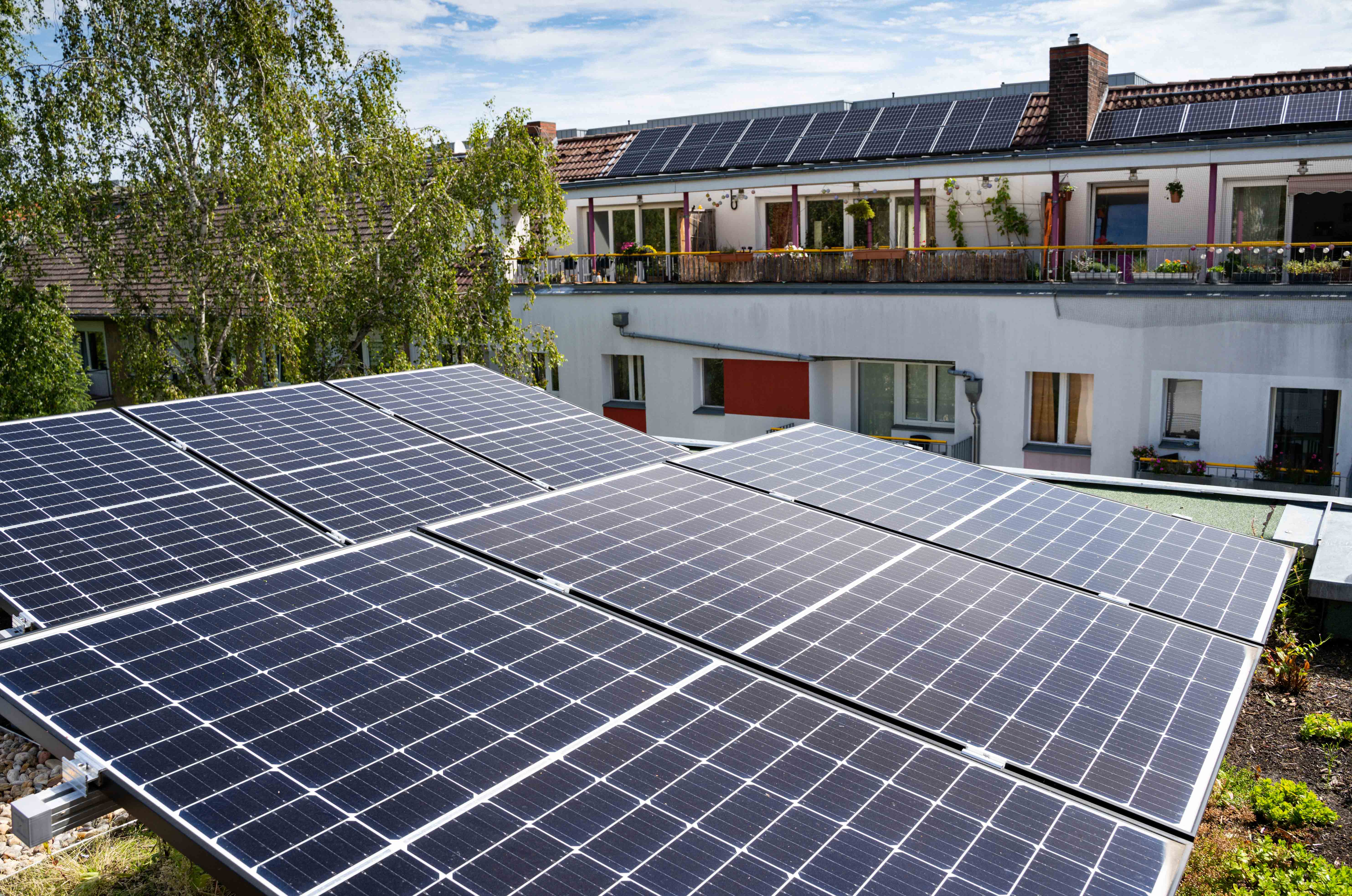 Photovoltaikanlage auf einem Wohnhaus. Quelle: AUXOLAR